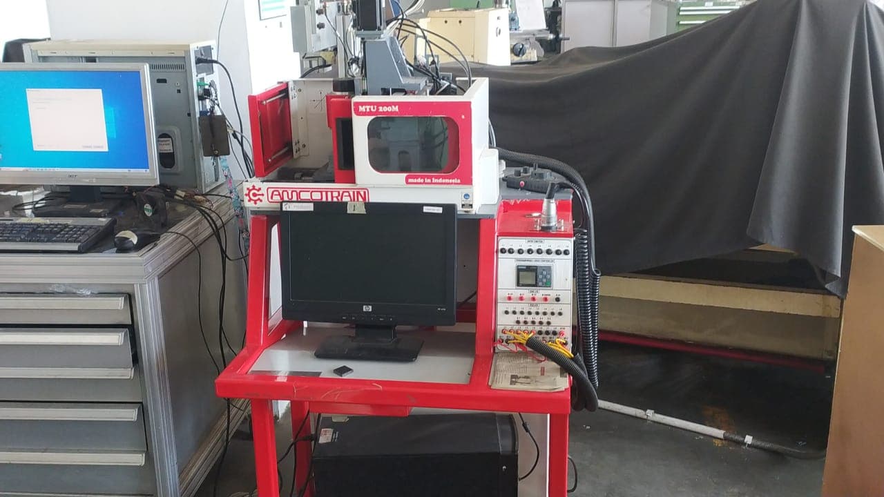 Machine CNC d'usinage en atelier mécanique