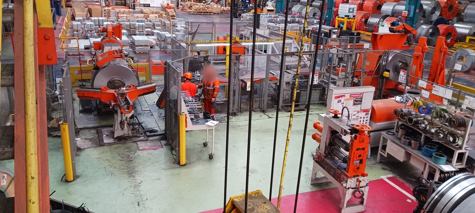 Ligne de production d'un site sidérurgique où intervient DYMERYS Industrie